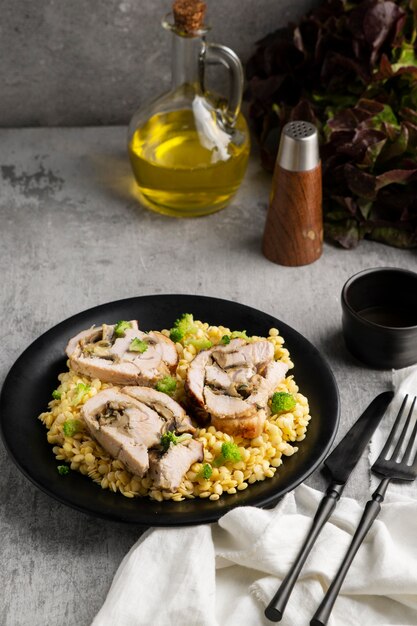 Detalhe de refeição rica em proteínas de carne