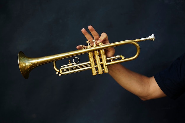 Foto grátis detalhe de um instrumento de trompete de metal