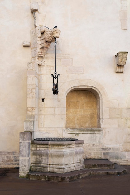 Detalhe do poço de água da arquitetura gótica na cidade de dijon