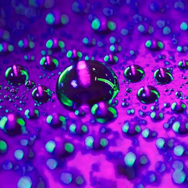 Detalhe macro da bolha de água na superfície brilhante