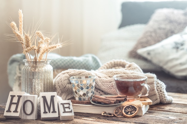 Detalhes de natureza morta do interior da casa em uma mesa de madeira com letras de casa, o conceito de aconchego e ambiente doméstico.