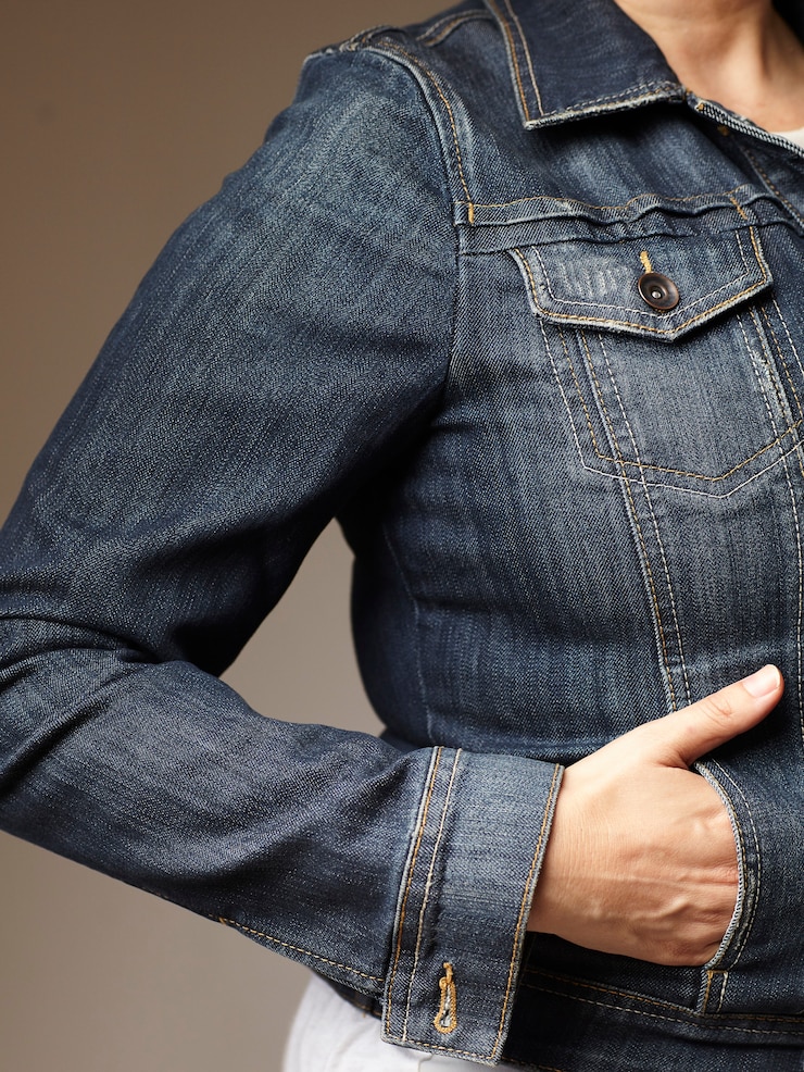 Foto grátis detalhes do modelo vestindo jaqueta jeans azul