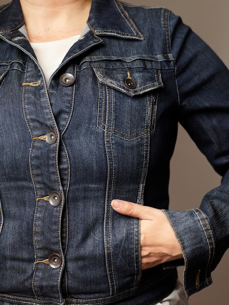 Foto grátis detalhes do modelo vestindo jaqueta jeans azul