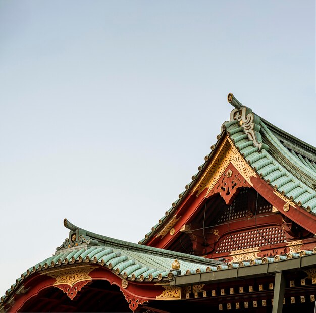 Detalhes do telhado de um templo tradicional japonês de madeira