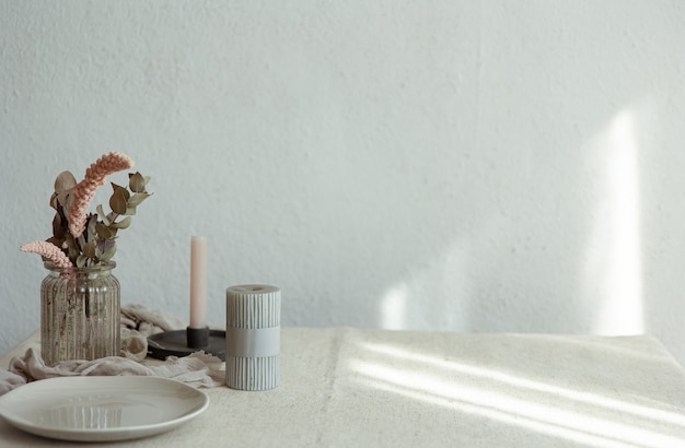 Detalhes elegantes da decoração interior no contexto de uma parede branca com raios de sol.