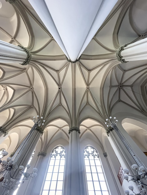 Detalhes interiores dentro das lâmpadas da igreja e vitrais