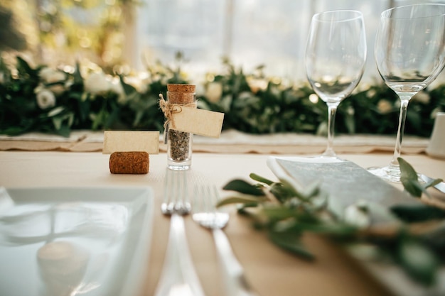 Detalhes na mesa de jantar decorada no salão de recepção de casamento