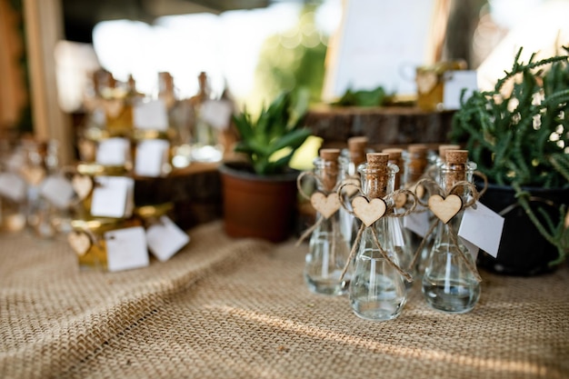 Detalhes sobre a configuração da mesa na recepção do casamento.