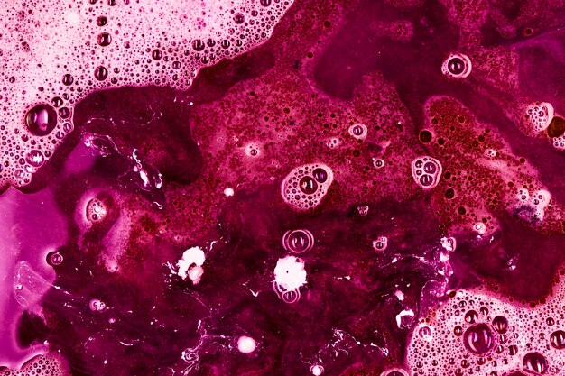 Detergente líquido rosa com espuma