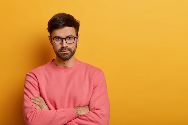 Determinado homem bonito parece sério, sendo seguro