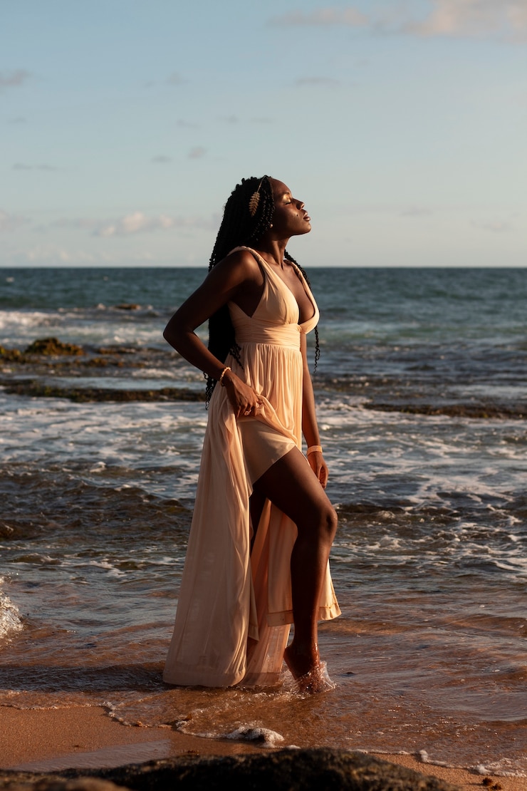 Foto grátis deusa grega de tiro completo posando na praia