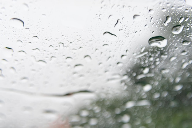 Dia chuvoso - atrás da janela do carro
