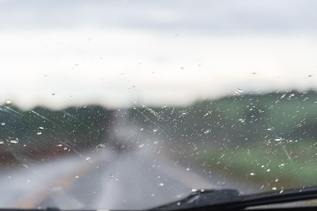 Dia chuvoso atrás da janela do carro