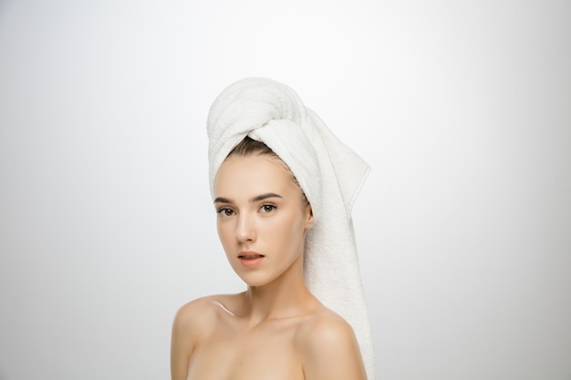 Foto grátis dia da beleza. mulher usando toalha isolada no fundo branco do estúdio.