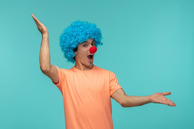 Dia da mentira cara palhaço animado acenando as mãos cabelo azul animado engraçado nariz vermelho boca aberta