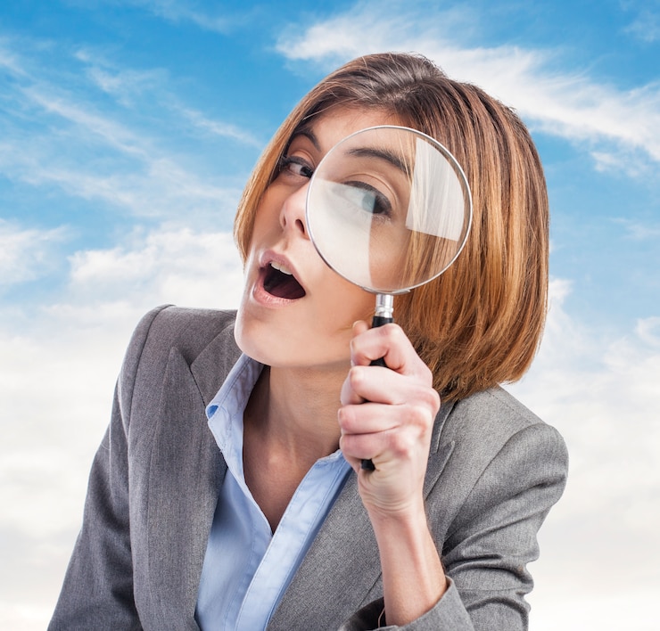Foto grátis dia da mulher magnifier escritório