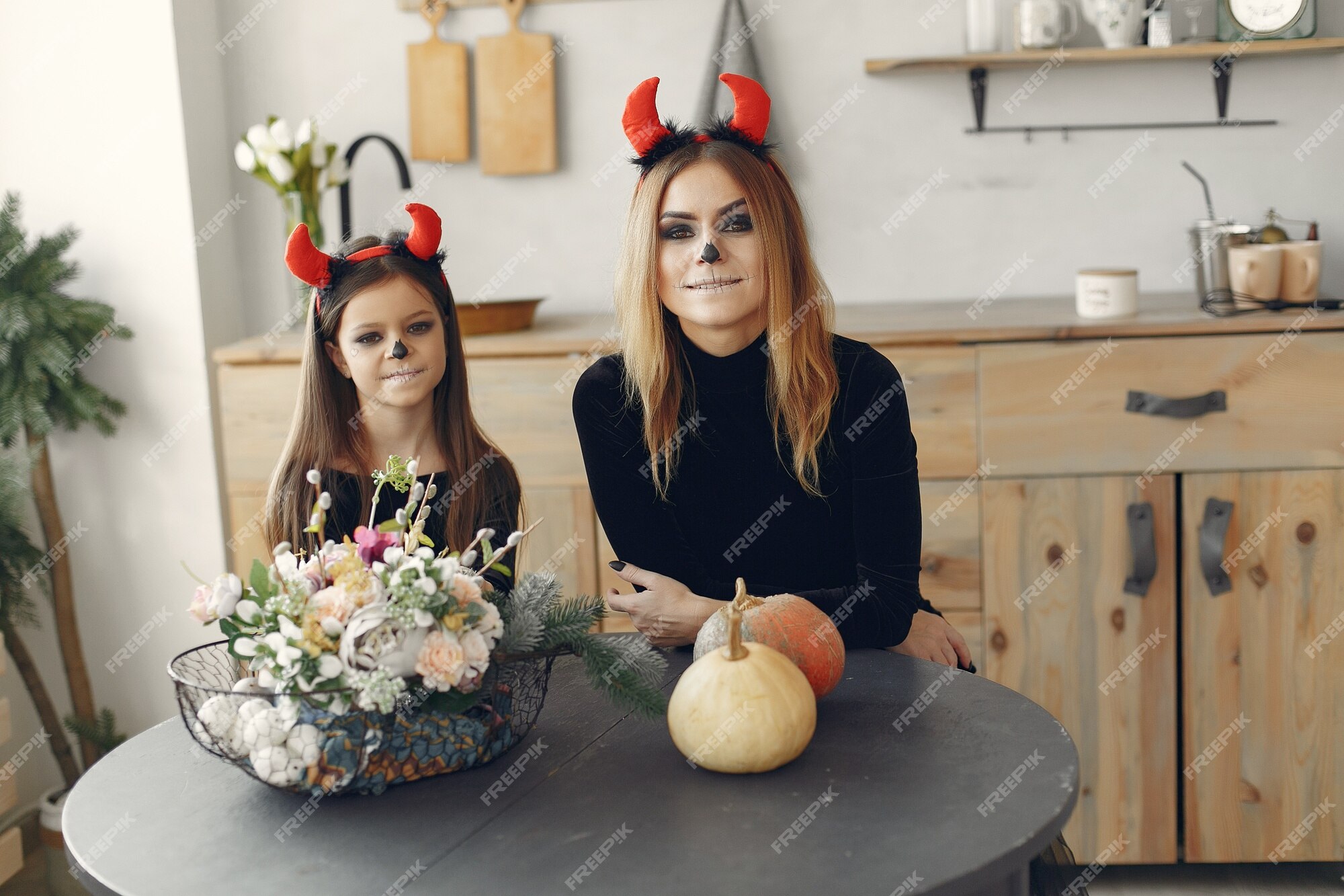 Dia das bruxas. mãe e filha com fantasia de halloween. família em casa.