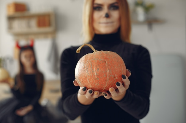 Foto grátis dia das bruxas. mãe e filha com fantasia de halloween. família em casa.