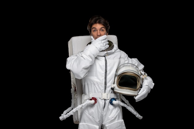 Dia do astronauta cosmonauta no espaço sideral galáxia cosmos surpreso com a boca fechada olhos abertos capacete desligado