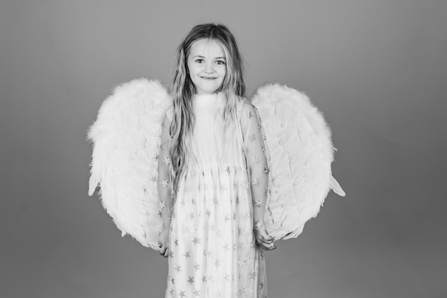 Dia dos namorados. anjo. menina bonita da criança em asas brancas como cupido. anjo de criança linda posando e olhando para a câmera.