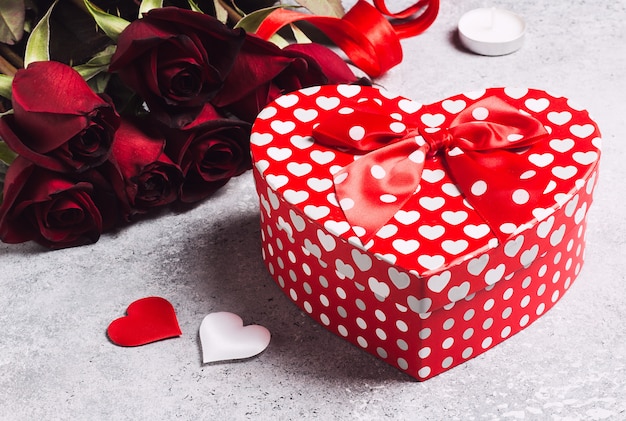 Dia dos namorados, mulheres, mães, dia, rosa vermelha, presente, caixa, forma coração, surpresa