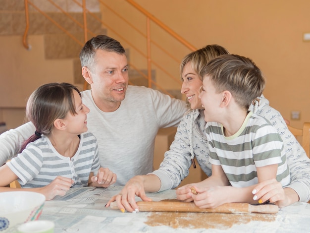 Foto grátis dia dos pais com a família à mesa