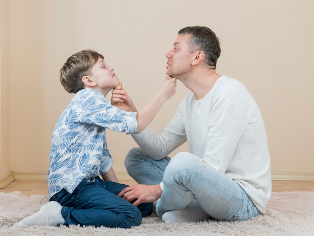 Dia dos pais pai e filho olhando um ao outro