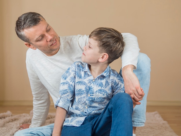 Dia dos pais pai e filho olhando um ao outro