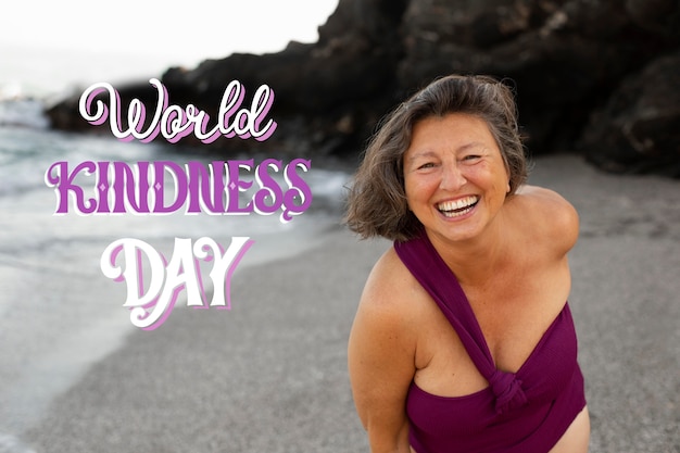 Foto grátis dia mundial da bondade com mulher sorridente na praia