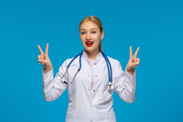 Dia mundial dos médicos sorrindo médico mostrando sinal de paz com o estetoscópio no casaco médico