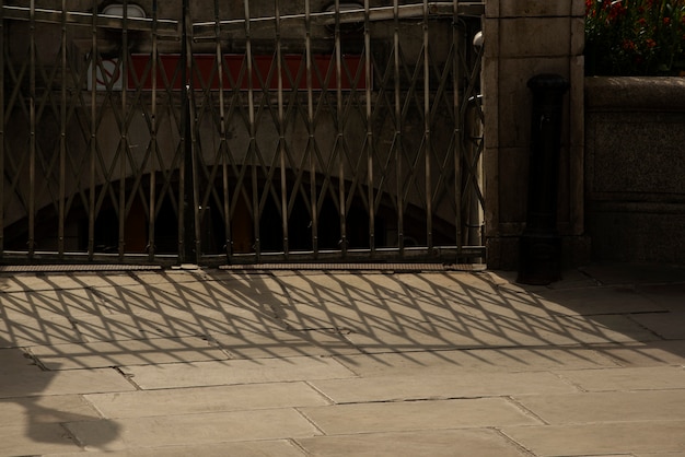 Dia na cidade com sombras de arquitetura