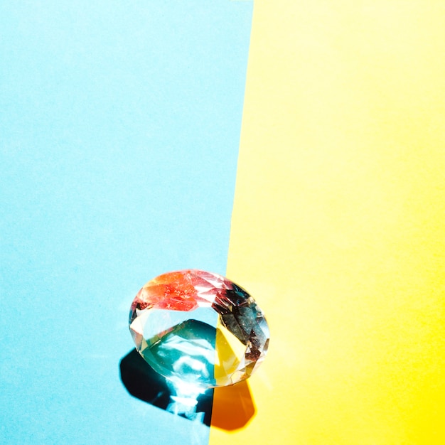 Foto grátis diamante colorido na fronteira de fundo azul e amarelo duplo