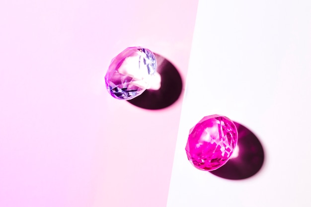 Diamantes de cristal rosa em fundo rosa e branco duplo