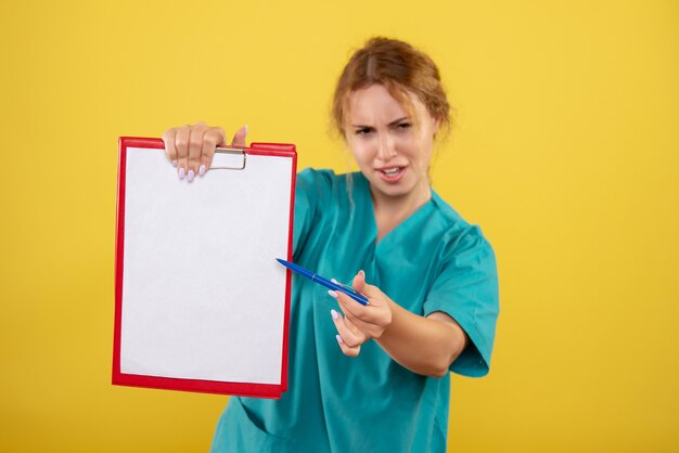 Dianteira médica com camiseta médica segurando anotações, hospital cor covid-19 saúde emoção