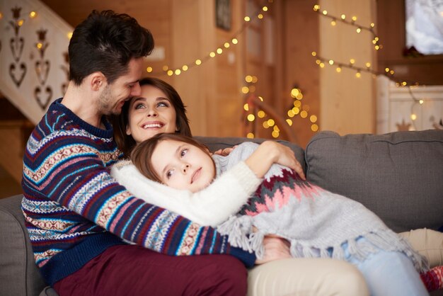 Família de Natal de quatro pessoas feliz sorrindo sobre backgroud vermelho  fotos, imagens de © inarik #35233201