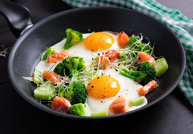 Dieta cetogênica / paleo. Ovos fritos, salmão, brócolis e microgreen. Café da manhã Keto. Escovar.