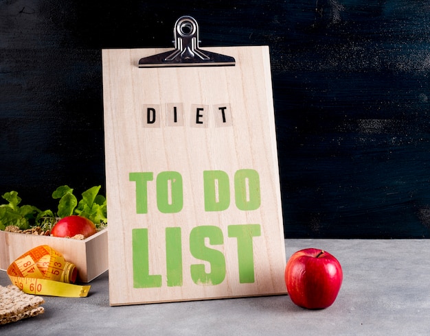 Foto grátis dieta para fazer a lista com maçã na mesa