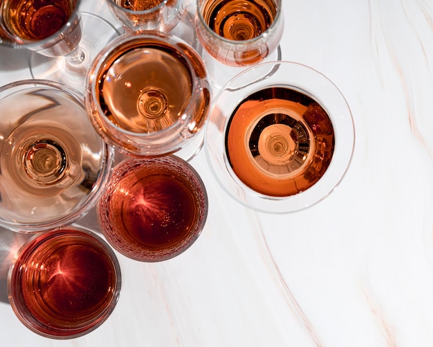 Diferentes bebidas alcoólicas em copos