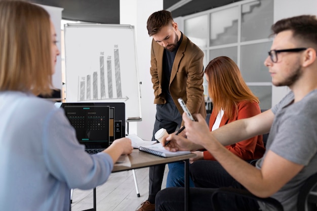 Diferentes colegas de trabalho em reunião de trabalho