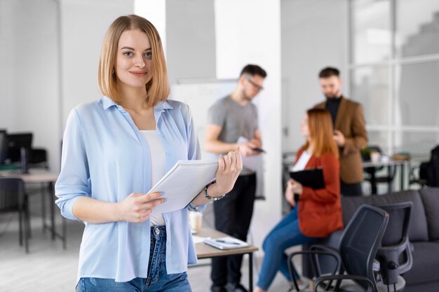 Diferentes colegas de trabalho em reunião