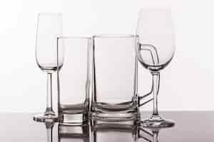 Foto grátis diferentes copos transperentes para bebidas