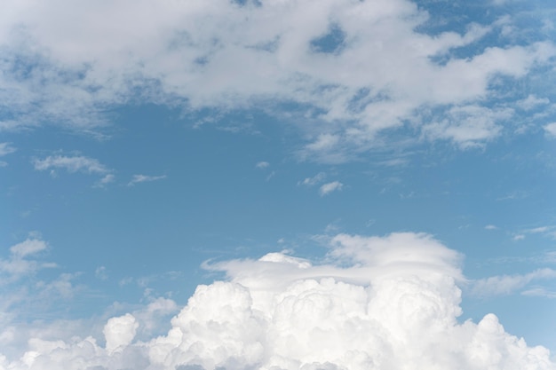 Foto grátis diferentes formas de nuvens brancas