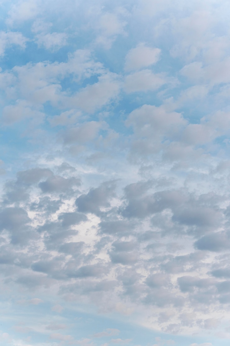 Foto grátis diferentes formas de nuvens brancas