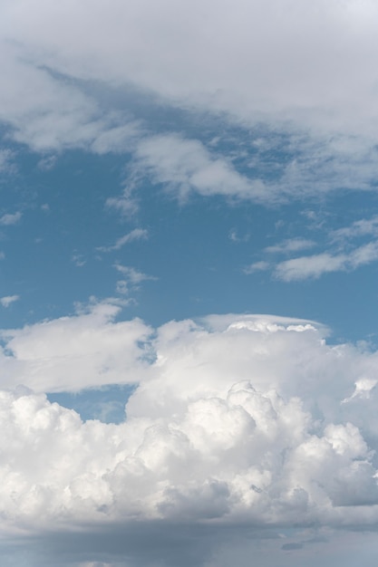 Diferentes formas de nuvens no céu diurno