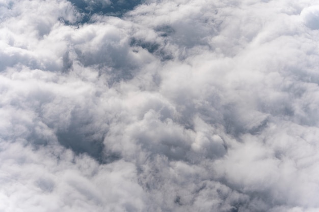 Diferentes formas de nuvens no céu diurno