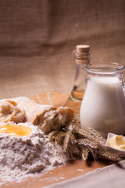 Diferentes ingredientes de cozimento na mesa