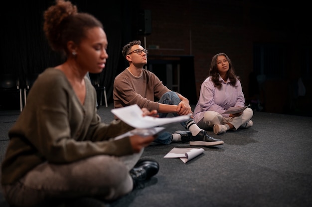 Foto grátis diferentes momentos da aula de teatro