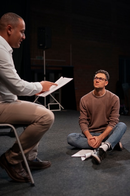 Foto grátis diferentes momentos da aula de teatro