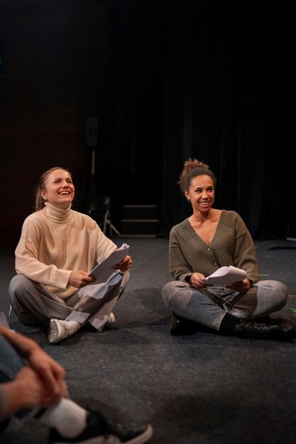 Diferentes momentos da aula de teatro