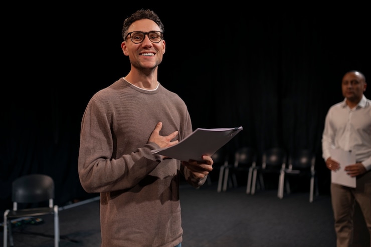Foto grátis diferentes momentos da aula de teatro